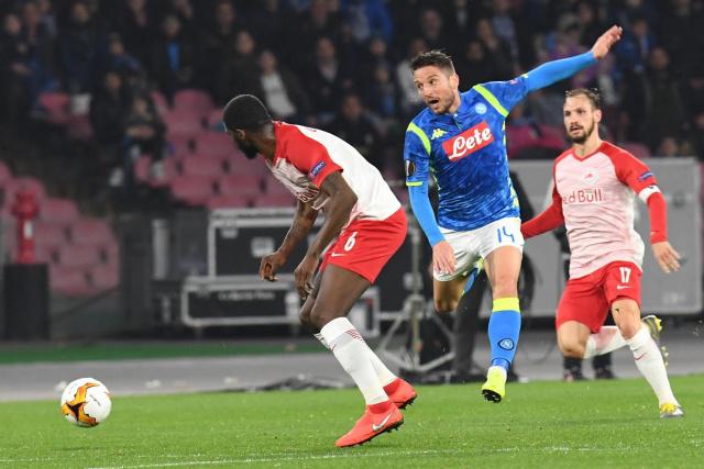 巴黎vs拜仁球迷挂出横幅：滚蛋，财阀纳赛尔！